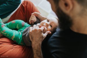 Copil se uită la tată la ședinăa foto de familie în Cluj-Napoca