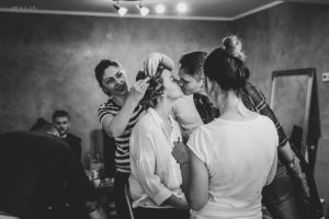 Mireasă la coafor în ziua nunții