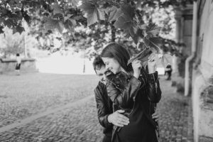 Fotografie alb negru dintr-o sedinta foto inainte de nunta in Bucuresti
