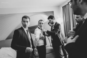 Pregătirile mirelui la o nuntă în București la Hotel Novotel