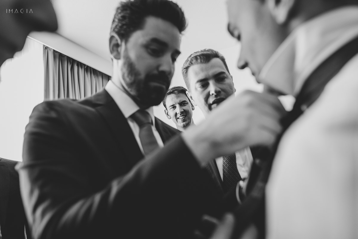 Pregătirile mirelui la o nuntă în București la Hotel Novotel