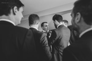 Pregătirile mirelui la o nuntă în București la Hotel Novotel
