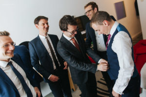 Pregătirile mirelui la o nuntă în București la Hotel Novotel
