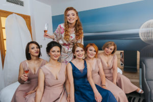 Mireasă și domnișoarele de onoare la o nuntă în București, la Hotel Novotel
