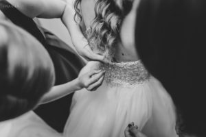 Îmbrăcatul rochiei de mireasă la o nuntă în București la Hotelul Novotel