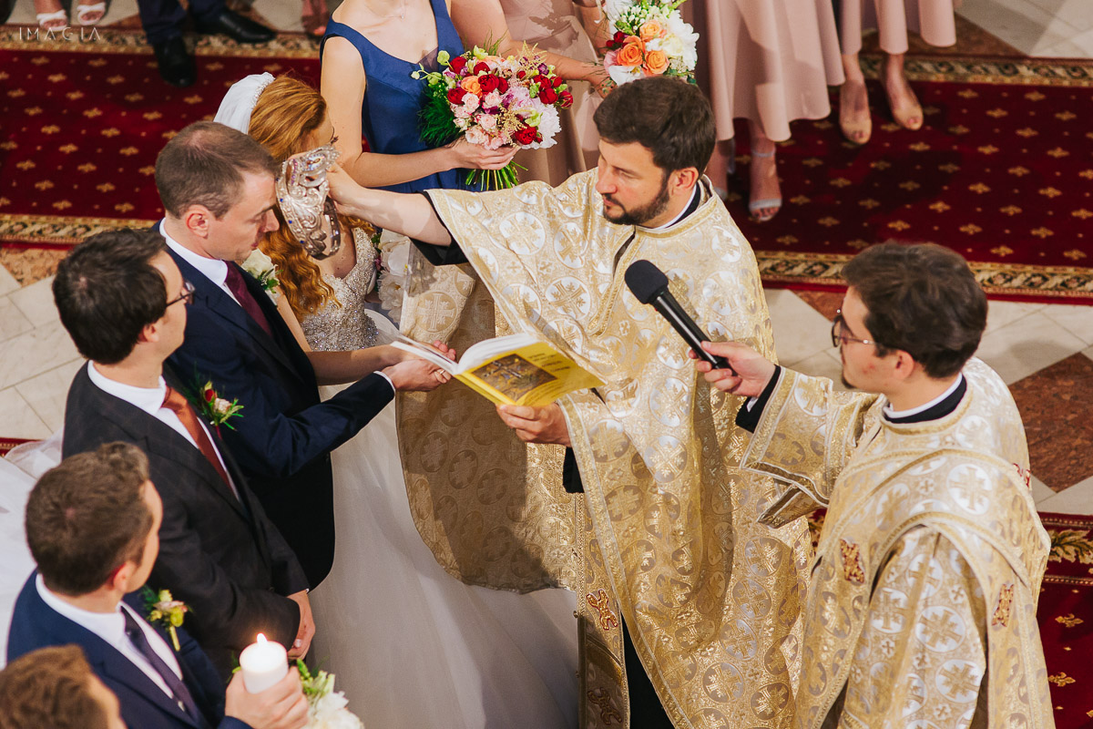 Ceremonie religioasă în cadrul unei nunți în București la Catedrala Sfântul Spiridon Nou