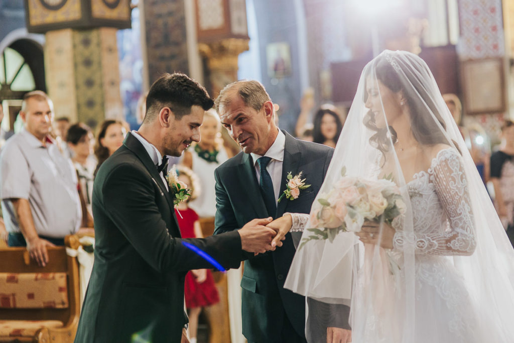 Cele mai bune fotografii de nuntă în biserică - imagia.ro