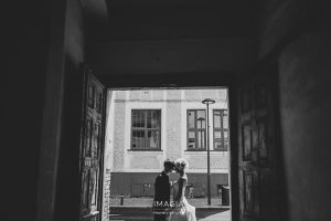 Mire și mireasă la ședința foto în ziua nunții în Cluj-Napoca
